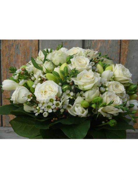 Svatební kytice z růží, frézií a drobných bílých kvítečků