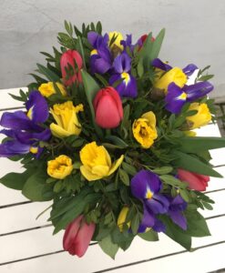 Jarní kytice z tulipánů, irisů a narcisů