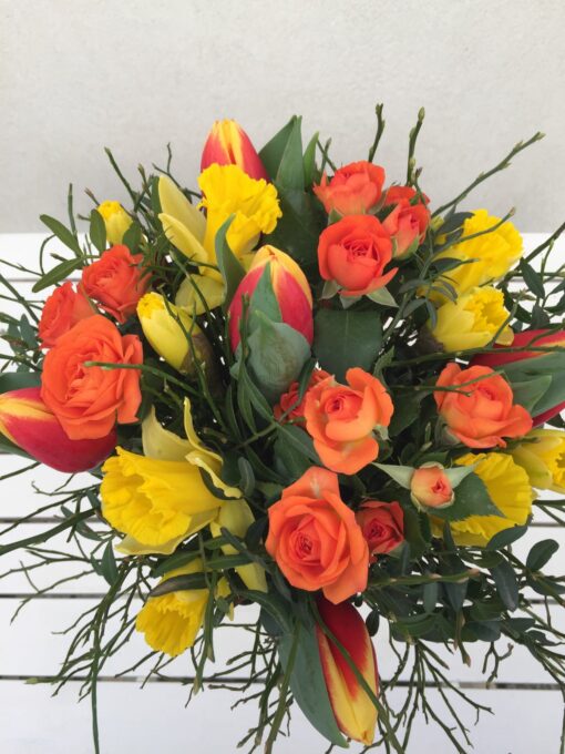 Kytice s tulipány, narcisy a trsovými růžemi