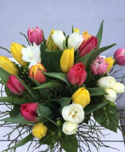 Míchaná jarní kytice z tulipánů a frézií
