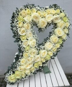 Smuteční srdce z velkokvětých bílých růží