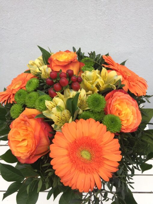 Oranžová kytice z gerber, velkokvěté růže, santinky, hypericum a alstromerie