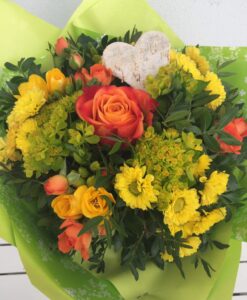 Nádherná kytice pro maminku - velkokvětá růže, santiny, frezie a další
