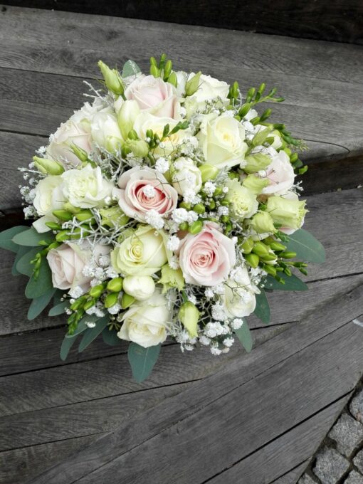 Svatební kytice s růžemi a fréziemi