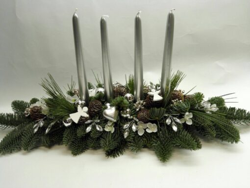 Vánoční aranžmá se stříbrnými svíčkami