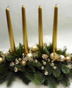 Vánoční aranžmá se zlatými svíčkami