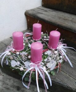 Adventní věnec s růžovými svíčkami a mašličkami