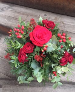 Zimní kytice v barvě tradičních Vánoc a lásky