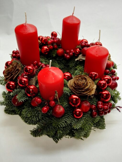 Adventní věnec v tradičních vánočních barvách