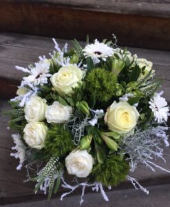 Úžasná zimní kytice s bílými růžemi