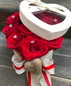 9 velkokvětých rudých růží v dárkové krabičce ve tvaru srdce