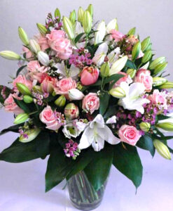 Luxusní kytice z královských lilií, růžových růží a francouzských tulipánů